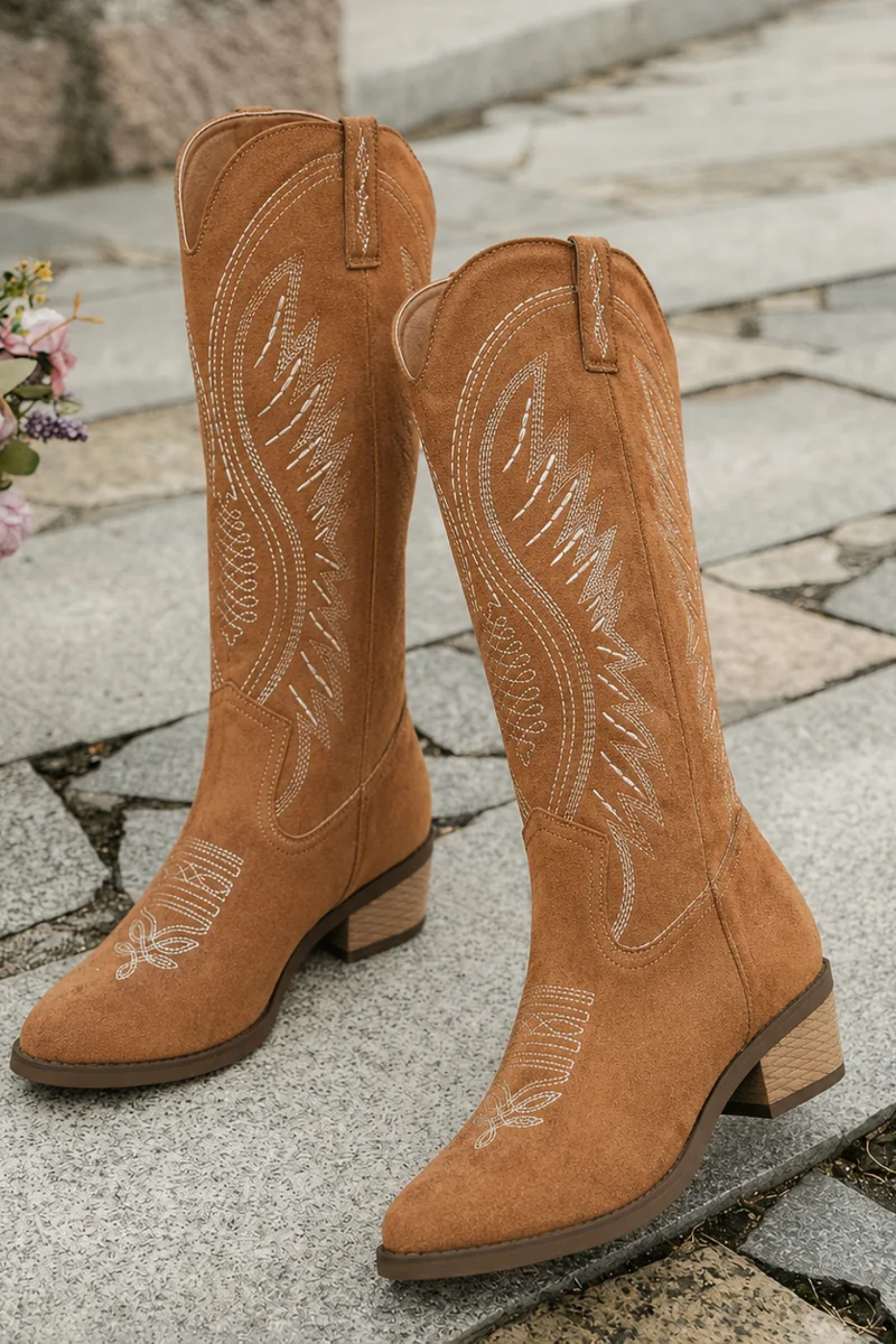 Women's Embroidered Cowboy Boots with Pointed Toe Design