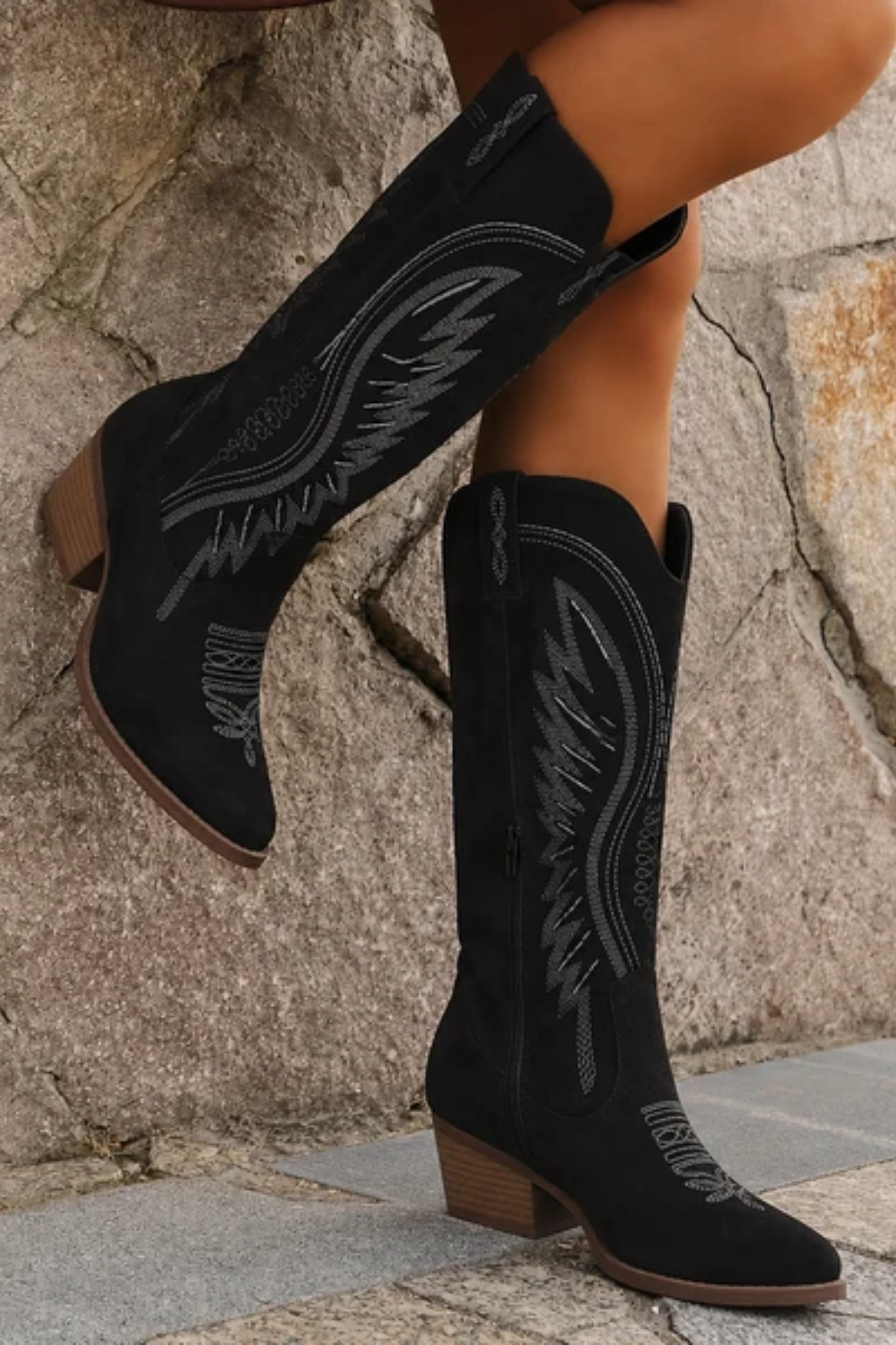 Women's Embroidered Cowboy Boots with Pointed Toe Design